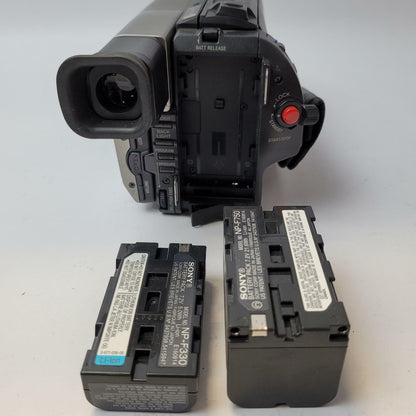 SONY CCD-TRV67 8mm Handicam Bundle | Grade B