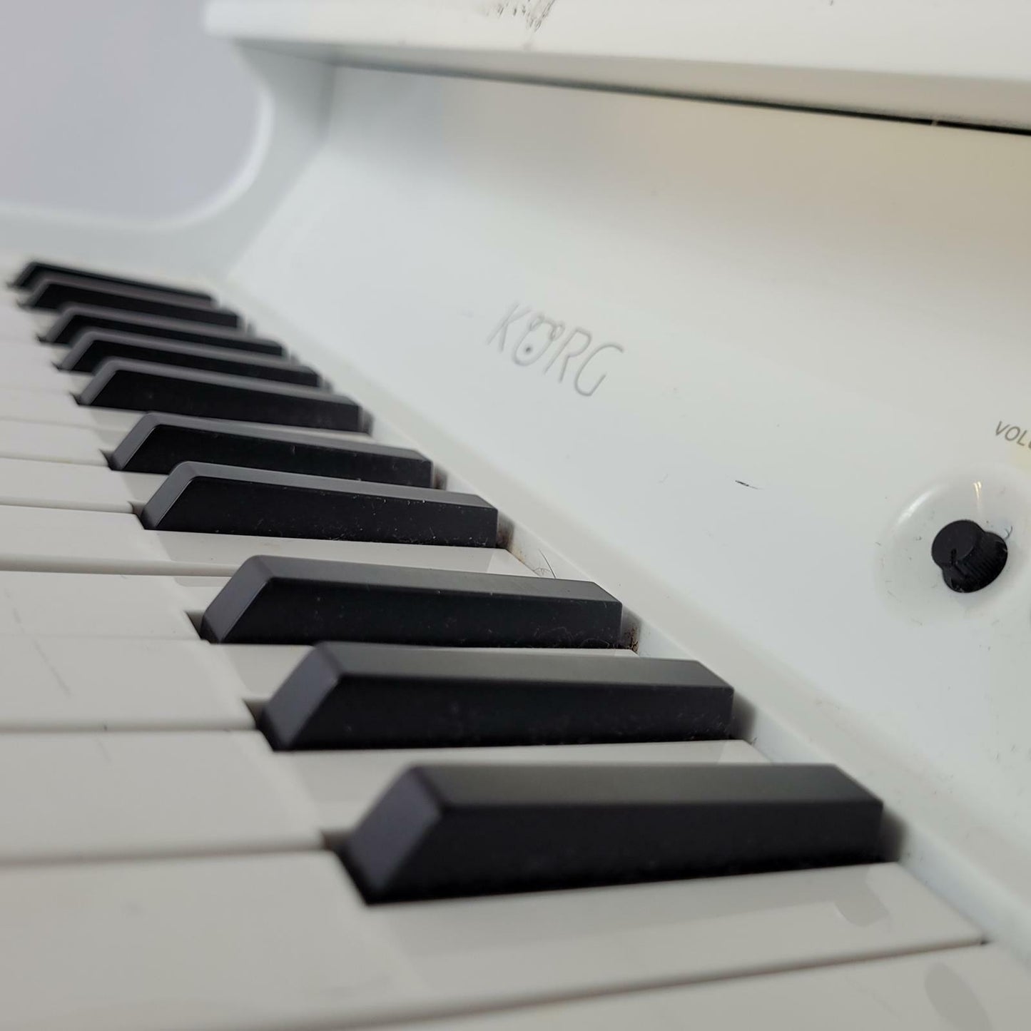 Korg tinyPIANO 25-Key Digital Toy Piano in White | Grade D